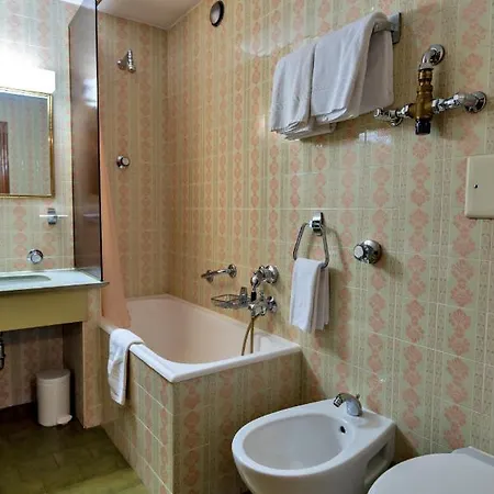ゲストハウス Apartments And Rooms Chesa Silva - Silvaplana シルヴァプラーナ